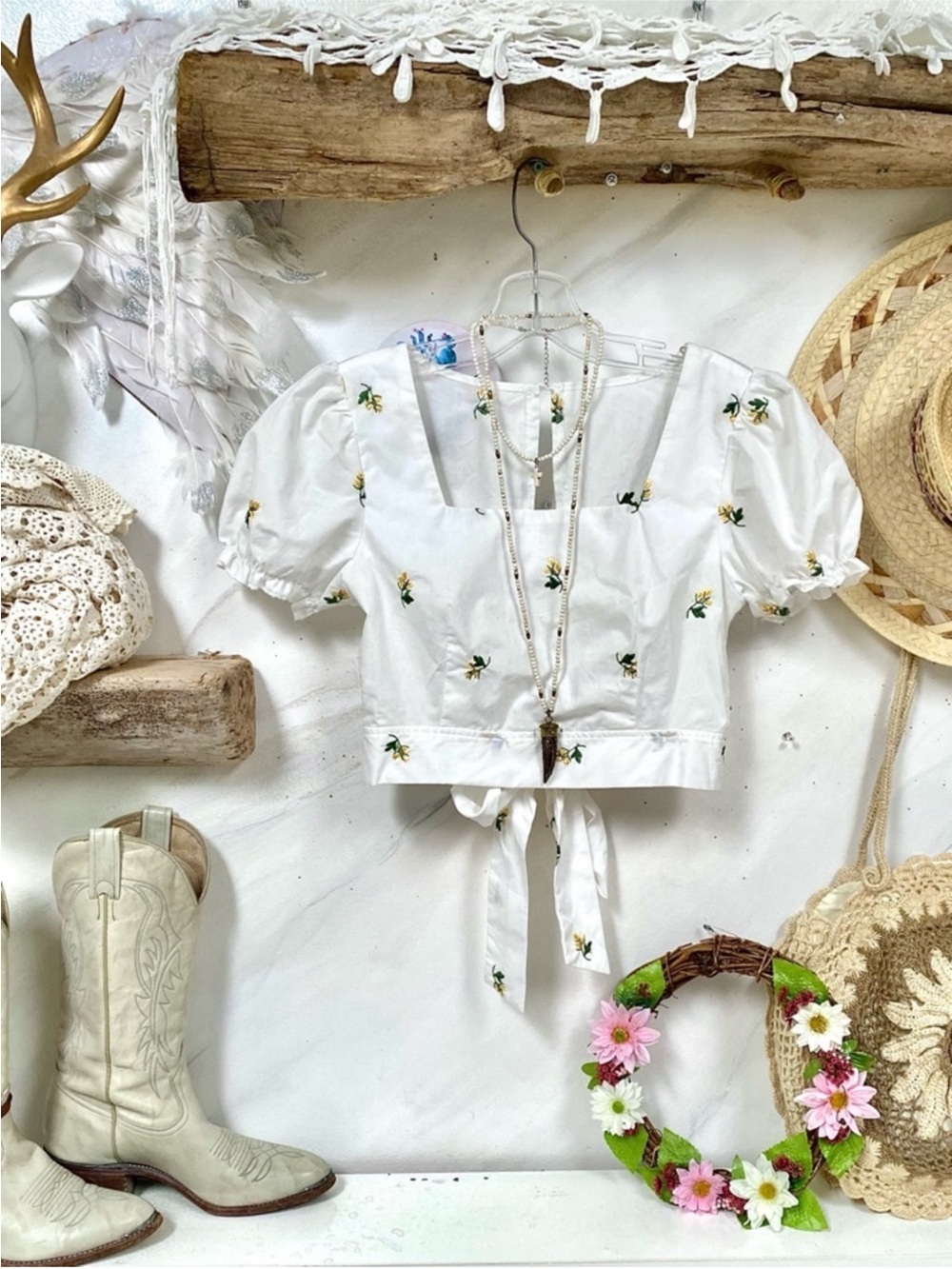 Prairie/farmhouse/Victorian vibe boho puff sleeves blouse w bow open back accent
